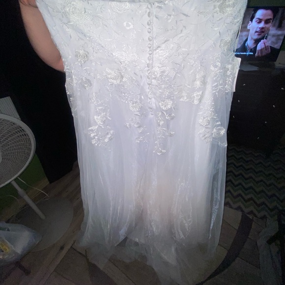 Wedding Dress & Veil - Picture 3 of 16